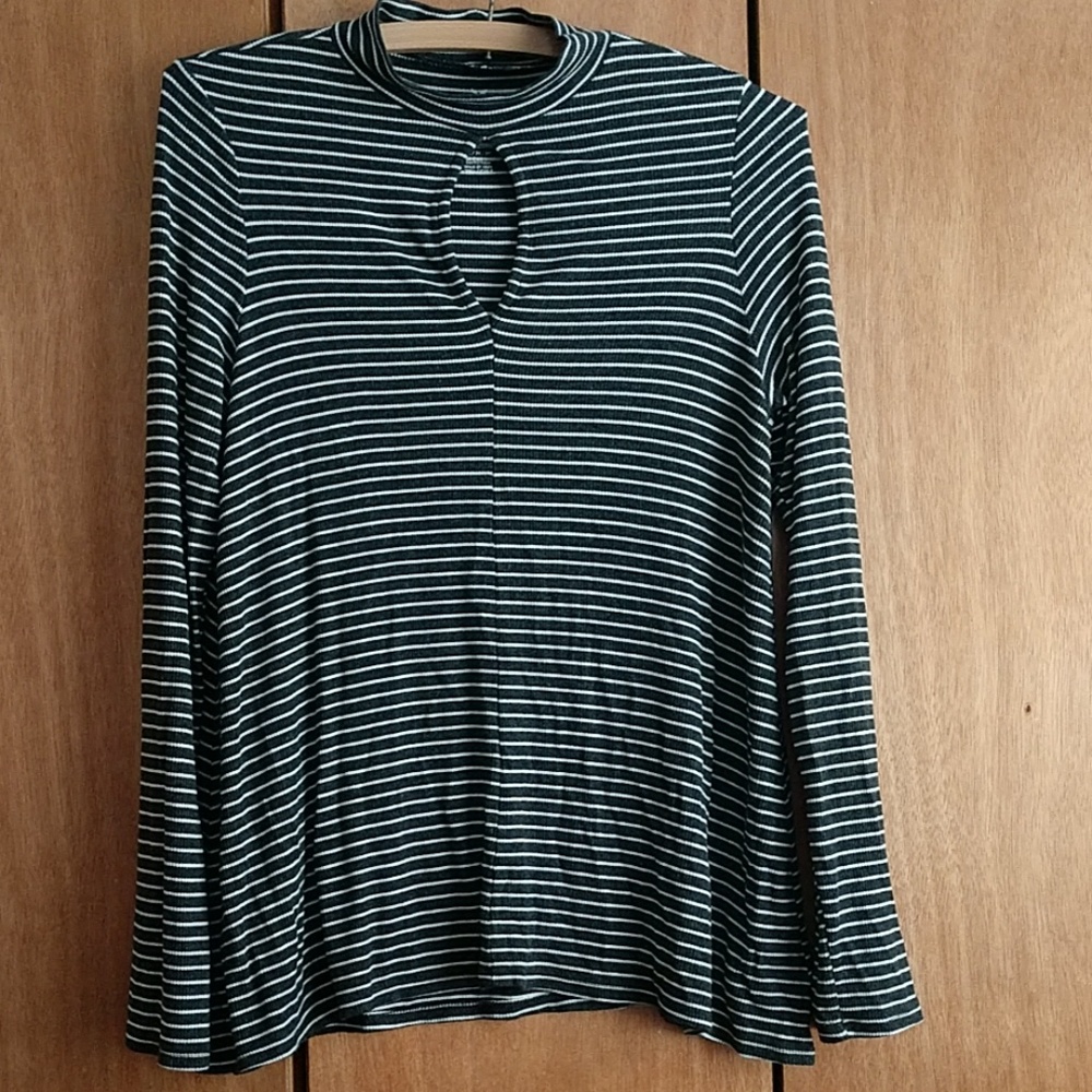 Ribbed keyhole shirt